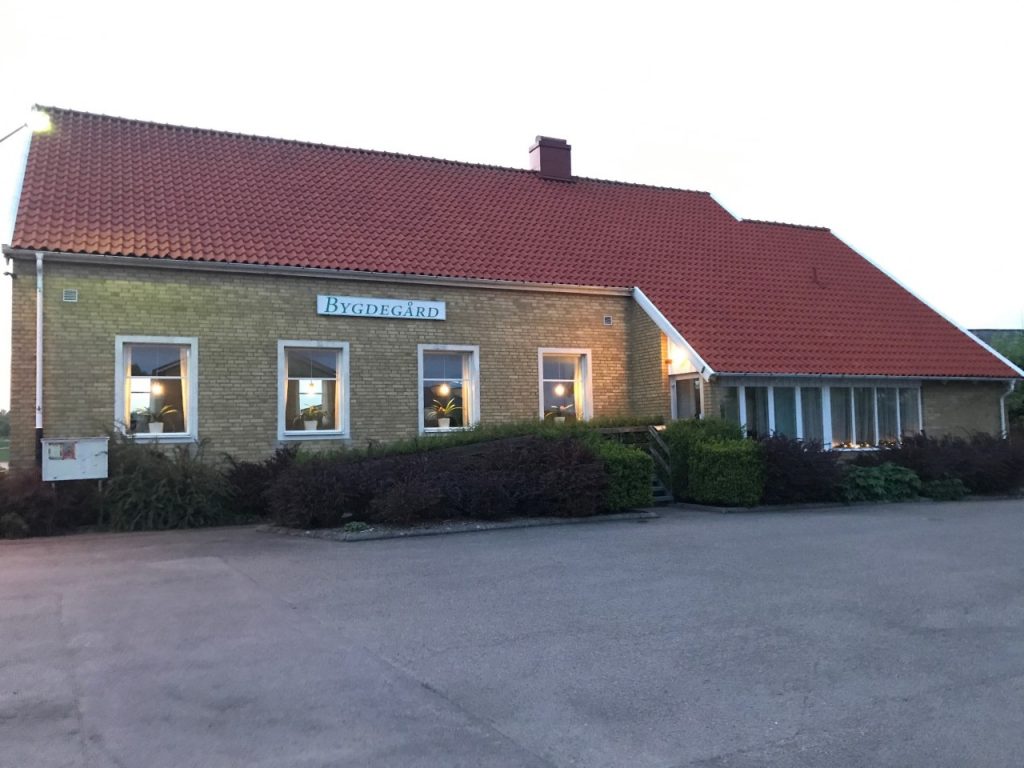 sommarbild, skymning bygdegarden